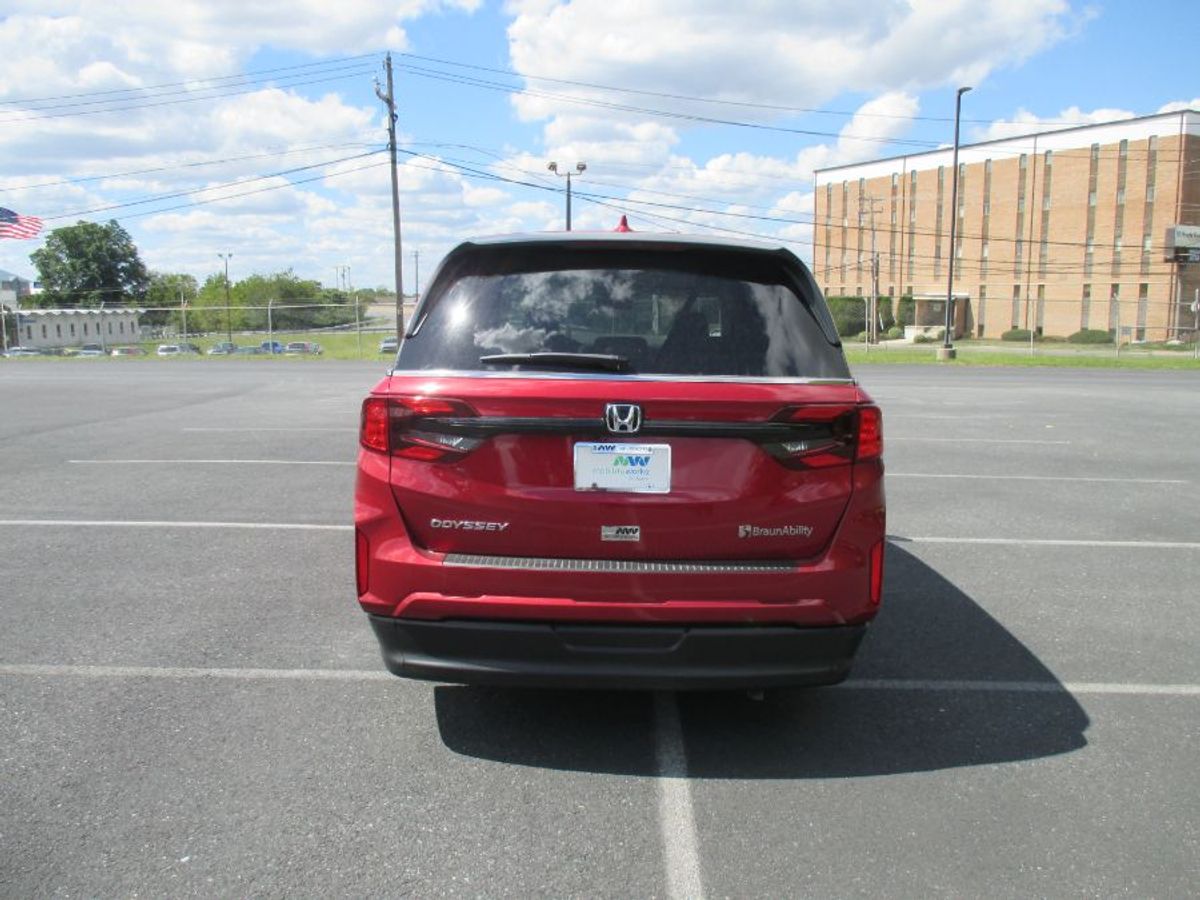 Red Honda Odyssey image number 4