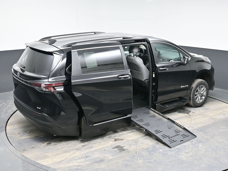 Black Toyota Sienna image number 25