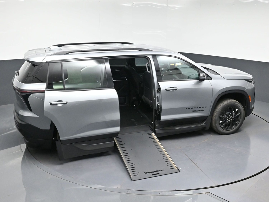 Grey Chevrolet Traverse image number 17