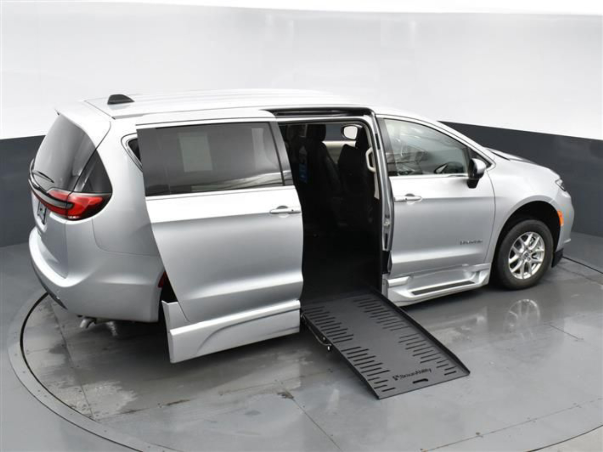 2023 CHRYSLER PACIFICA - Image 24