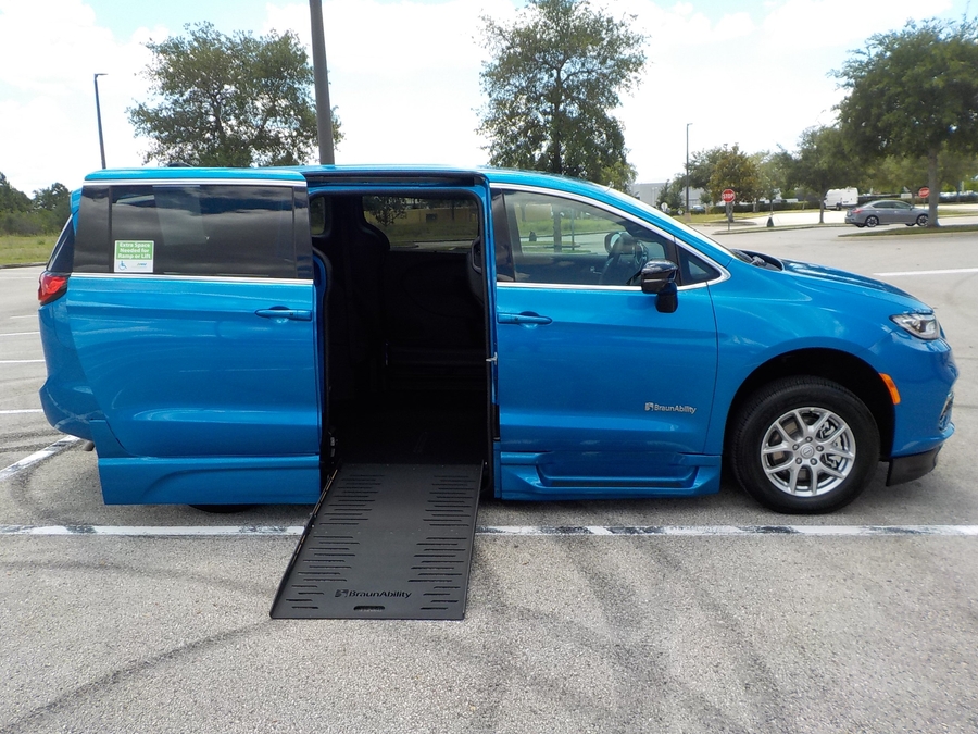 Blue Chrysler Pacifica image number 7