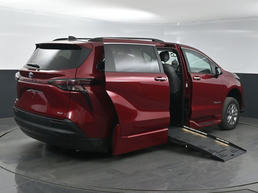New 2025 Toyota Sienna Hybrid XLE Plus - BraunAbility Side Entry Entry Fold Out Automatic Ramp