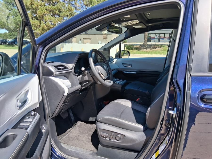 Blue Toyota Sienna image number 19