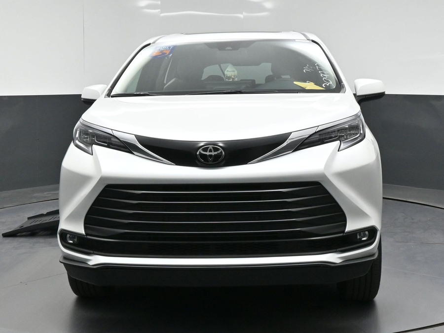 New 2026 Toyota Sienna Hybrid XLE Base - BraunAbility Side Entry Fold Out Automatic Ramp