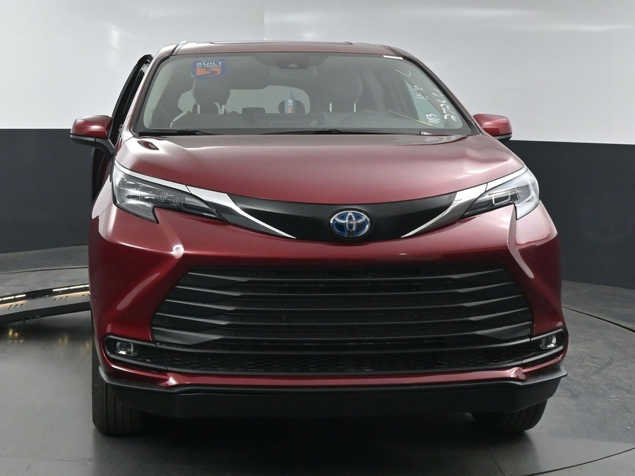 New 2025 Toyota Sienna Hybrid XLE Plus - BraunAbility Side Entry Entry Fold Out Automatic Ramp