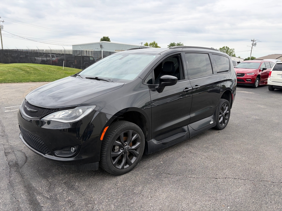 Black Chrysler Pacifica image number 2