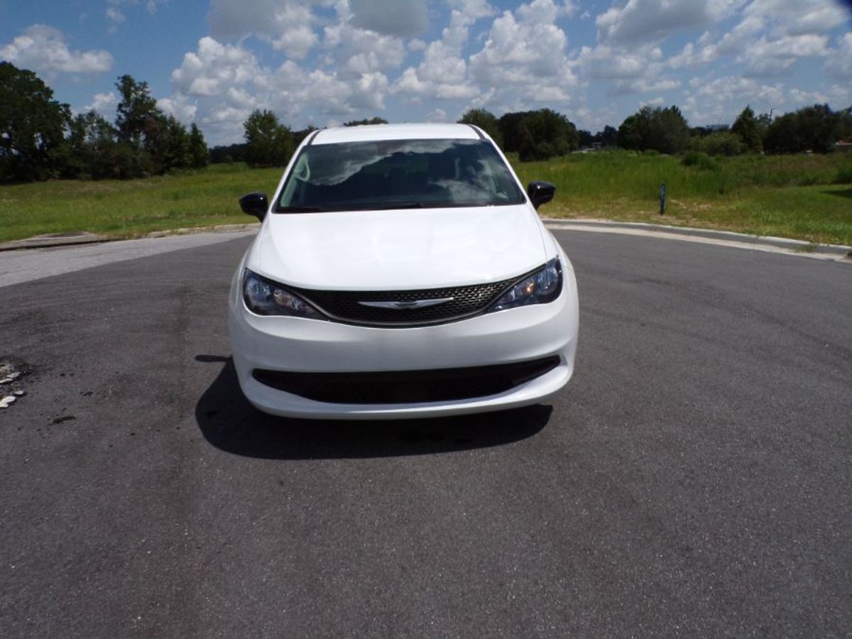 White Chrysler Voyager image number 2
