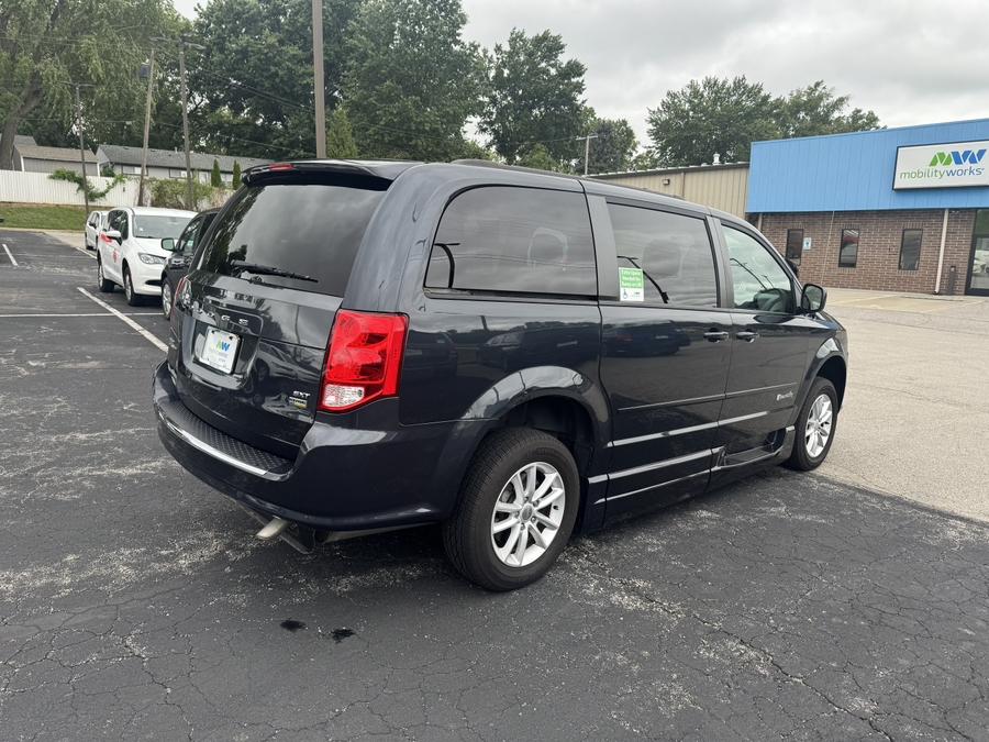 Blue Dodge Grand Caravan image number 16