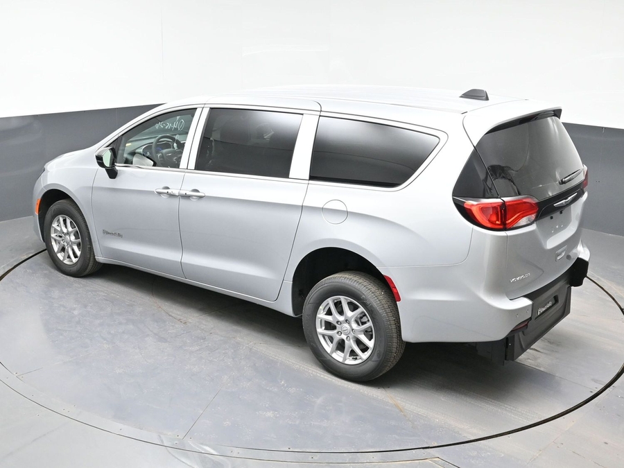 Silver Chrysler Voyager image number 10