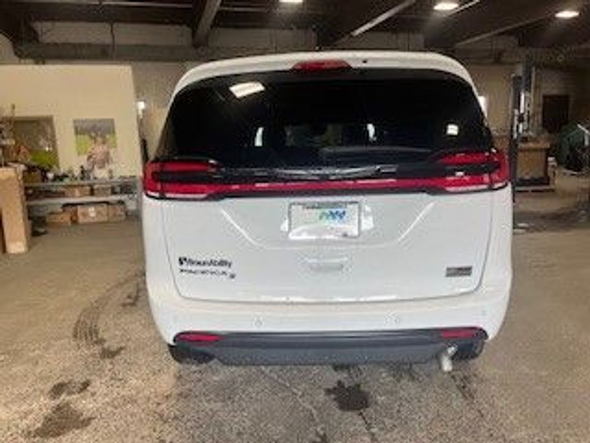 2023 Chrysler Pacifica Touring L - Photo 6