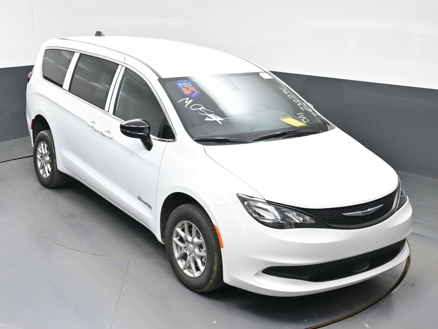 White Chrysler Voyager image number 19