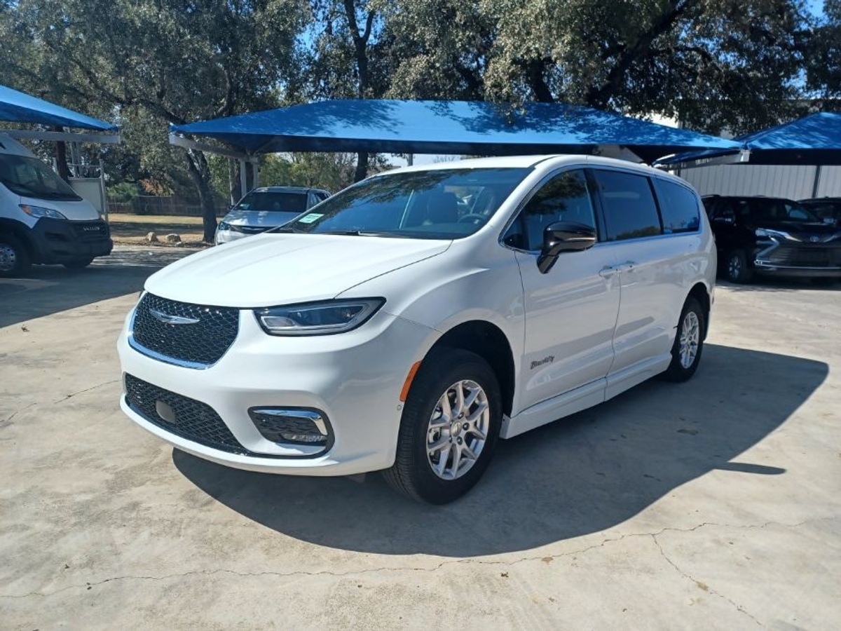 White Chrysler Pacifica image number 5