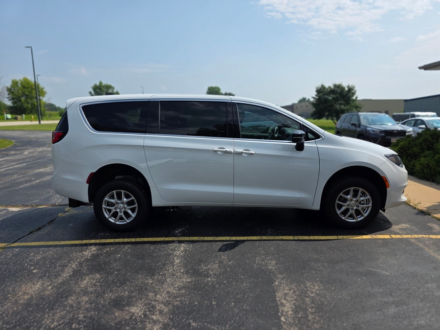 White Chrysler Voyager image number 7