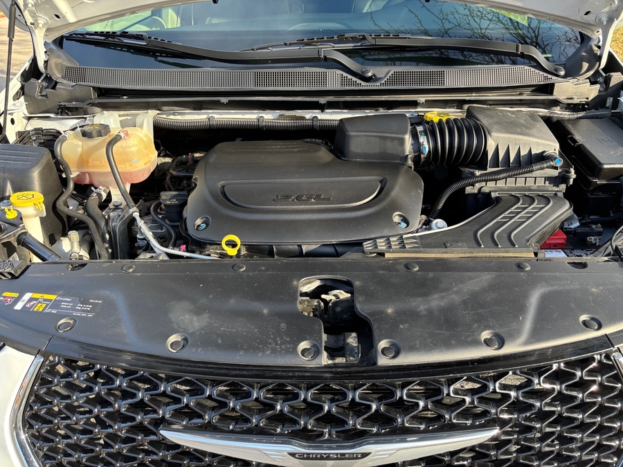 Used 2022 Chrysler Pacifica Touring L - BraunAbility Side Entry Entry Fold Out Manual Ramp