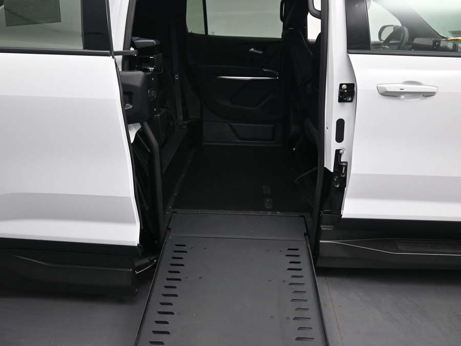 New 2026 Chevrolet Traverse 1LT - BraunAbility Side Entry In Floor Automatic Ramp