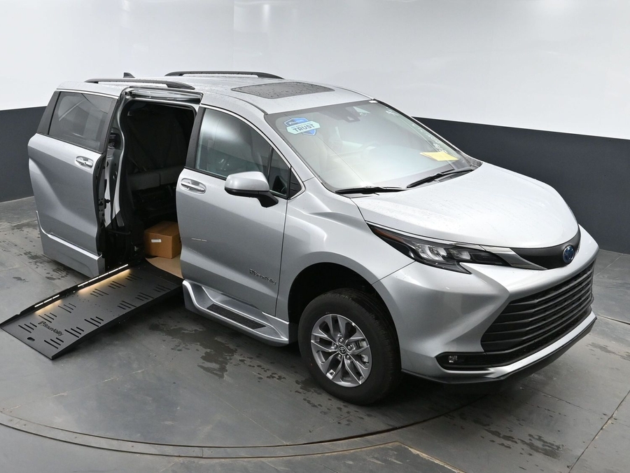 New 2025 Toyota Sienna Hybrid XLE Plus - BraunAbility Side Entry Entry Fold Out Automatic Ramp