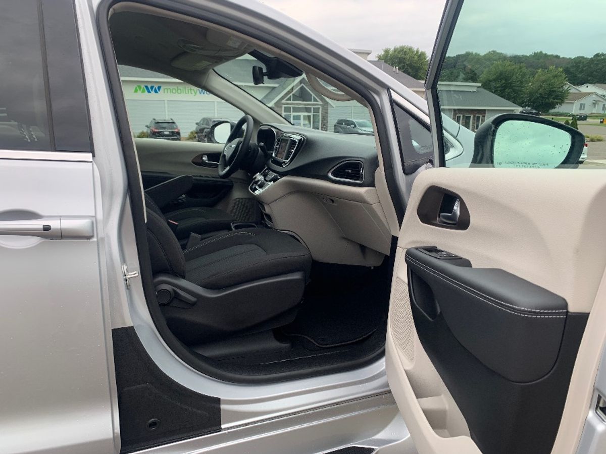 2024 CHRYSLER VOYAGER - Image 8