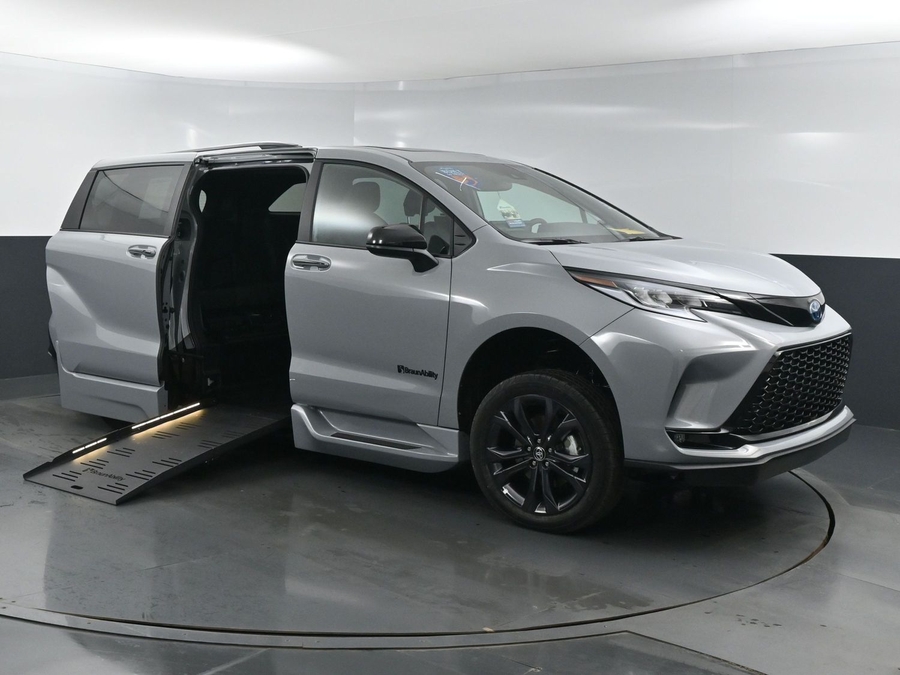New 2025 Toyota Sienna Hybrid XSE - BraunAbility Side Entry Entry Fold Out Automatic Ramp