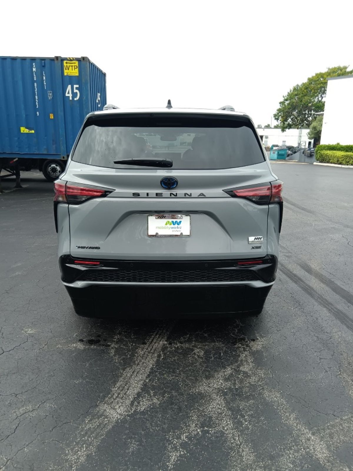 Grey Toyota Sienna image number 17