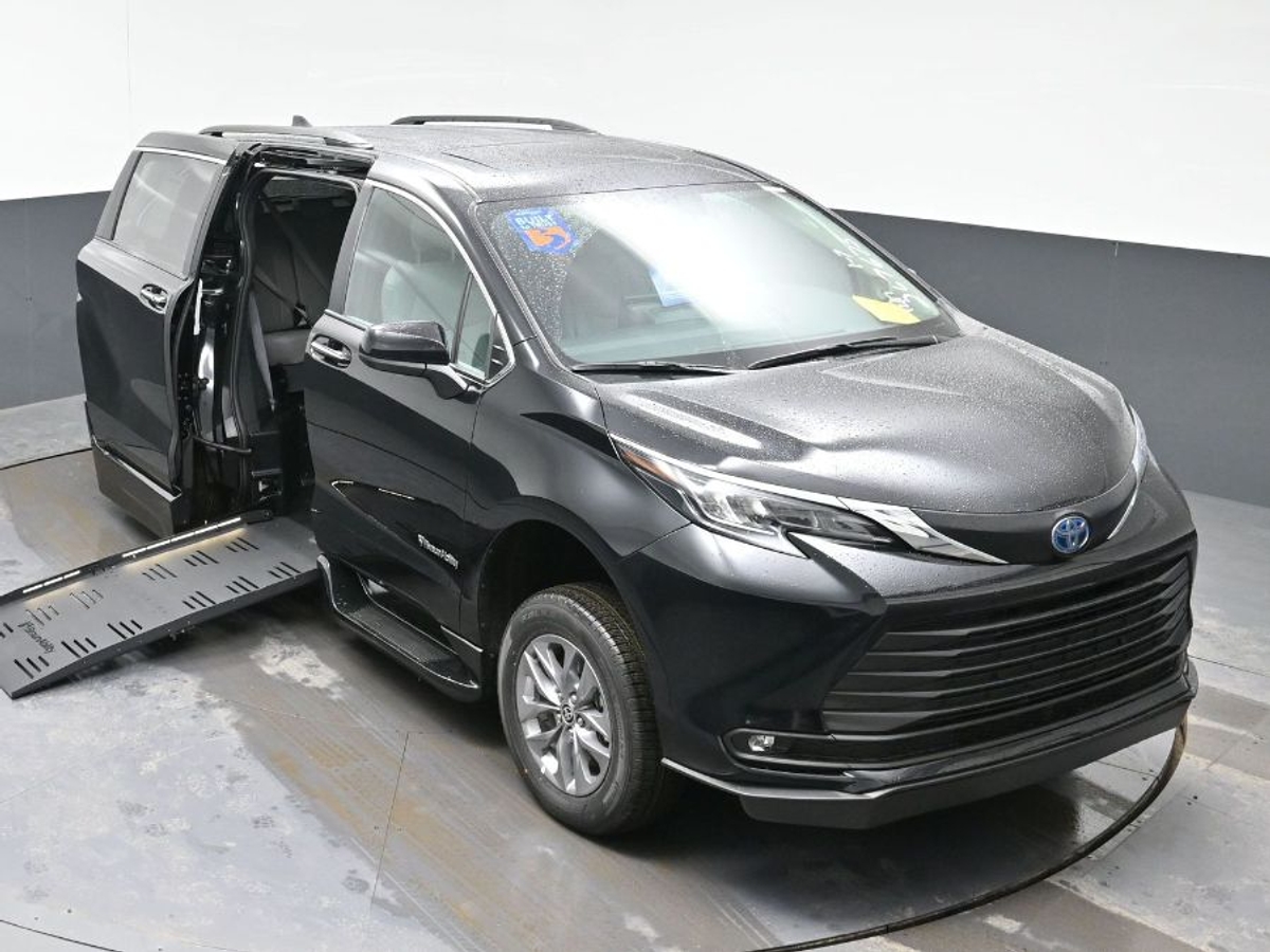 Black Toyota Sienna image number 25