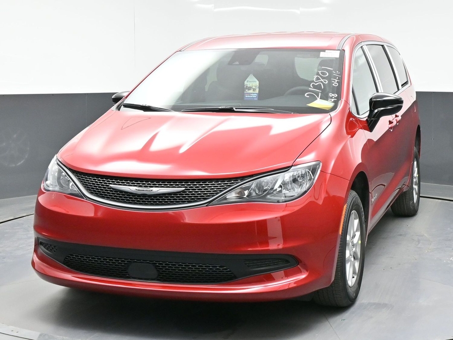 Red Chrysler Voyager image number 1