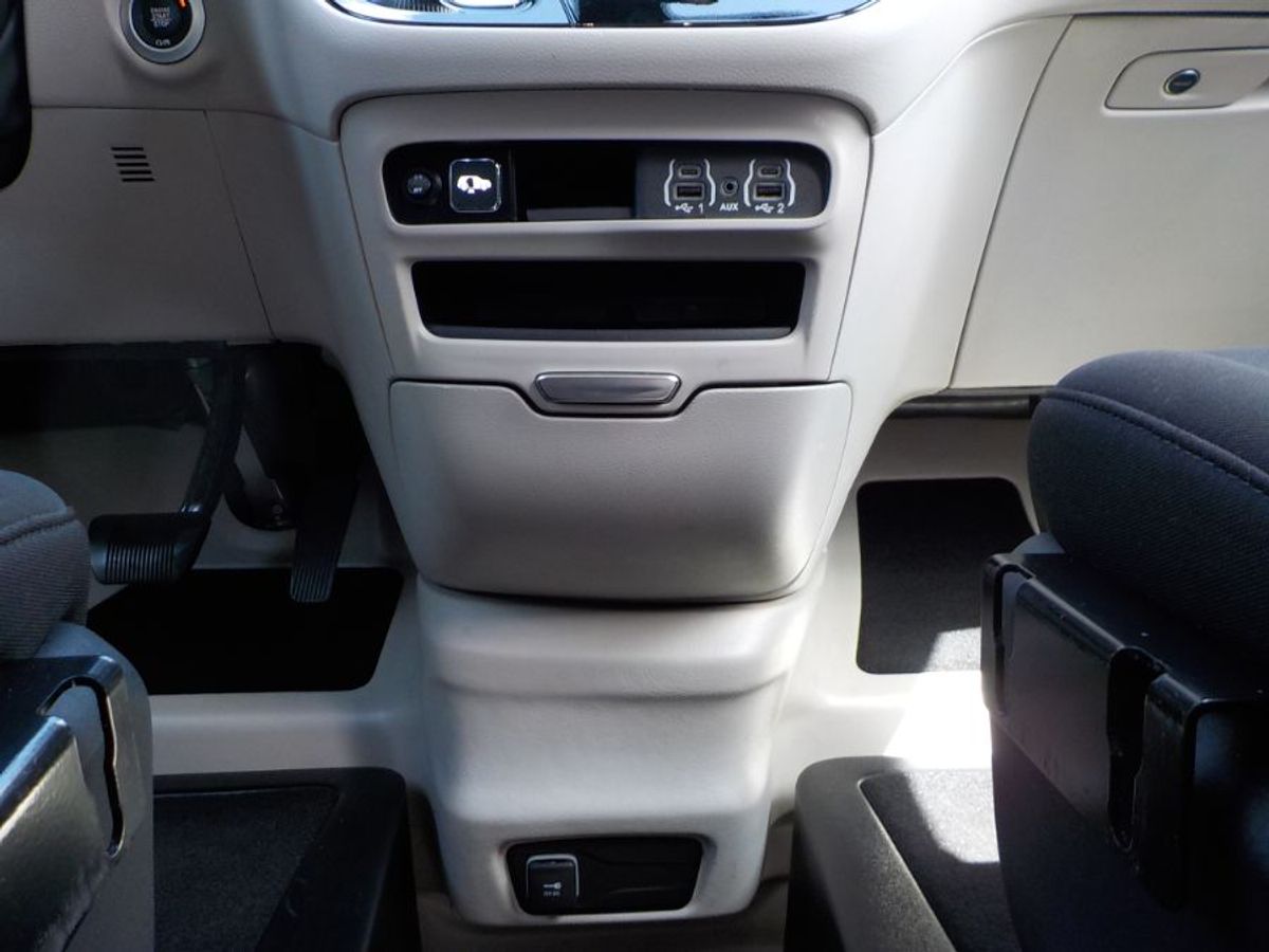 Grey Chrysler Voyager image number 11