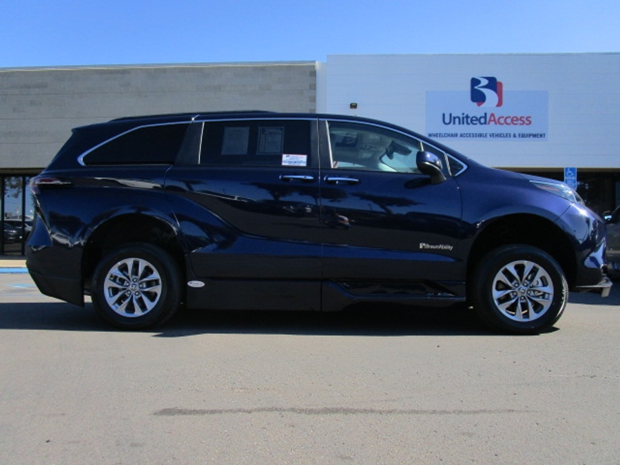 New 2025 Toyota Sienna Hybrid XLE Plus - BraunAbility Side Entry Entry In Floor Automatic Ramp