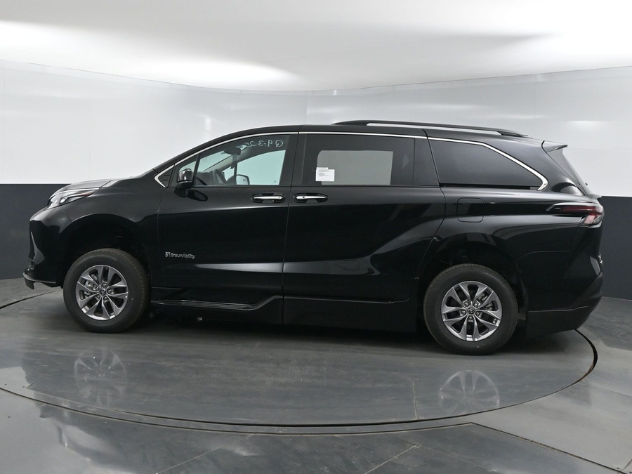 New 2025 Toyota Sienna Hybrid XLE Plus - BraunAbility Side Entry Entry Fold Out Automatic Ramp
