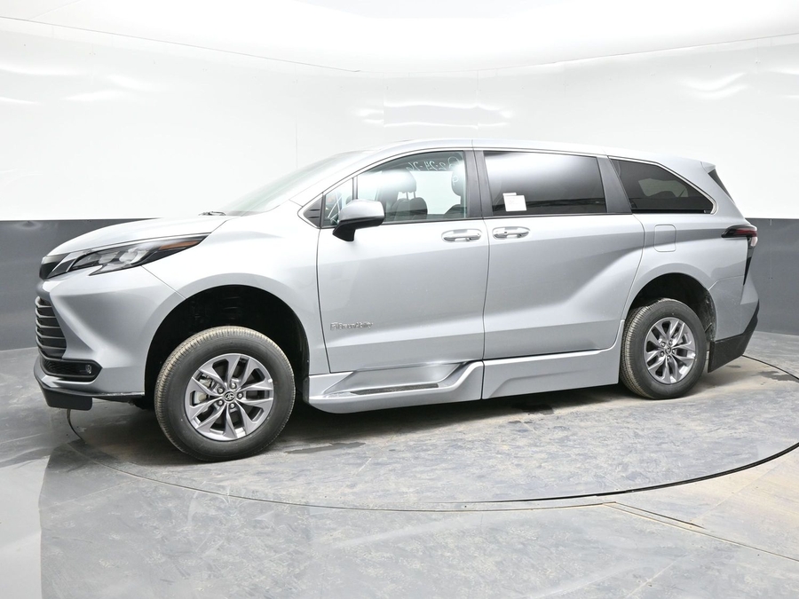 Silver Toyota Sienna image number 2