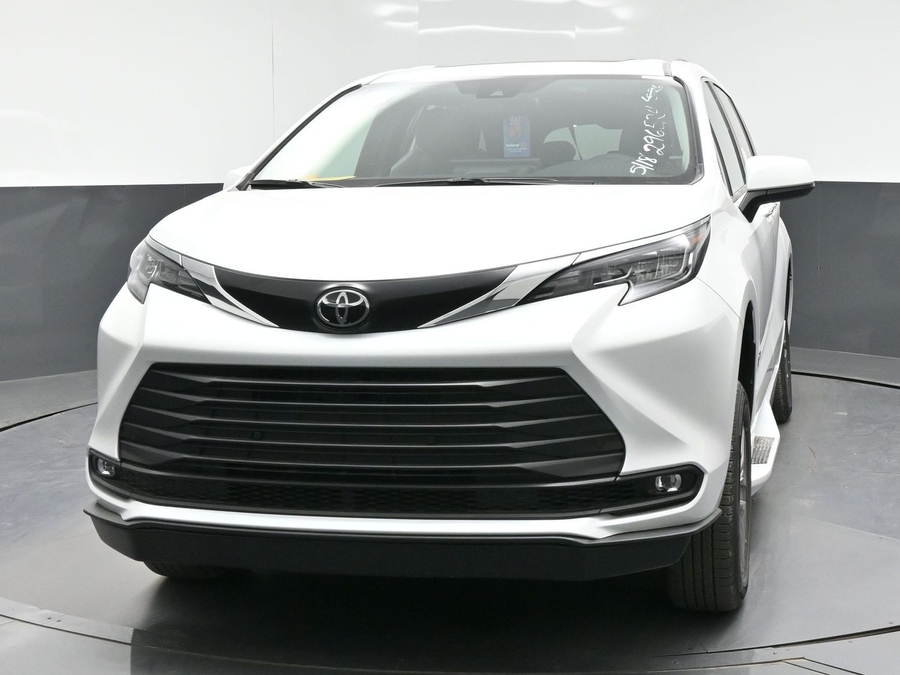 New 2026 Toyota Sienna Hybrid XLE Add - BraunAbility Side Entry Entry In Floor Automatic Ramp