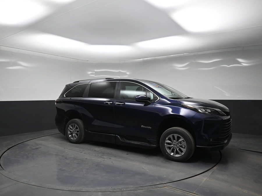New 2026 Toyota Sienna Hybrid XLE Base - BraunAbility Side Entry Entry Fold Out Automatic Ramp