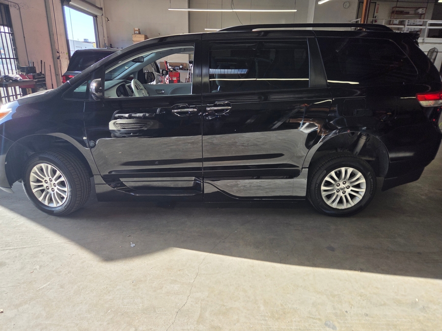 Used 2014 Toyota Sienna XLE - VMI Side Entry In Floor Automatic Ramp