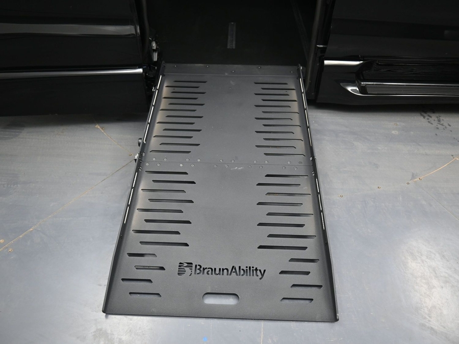 Black Chrysler Pacifica image number 9