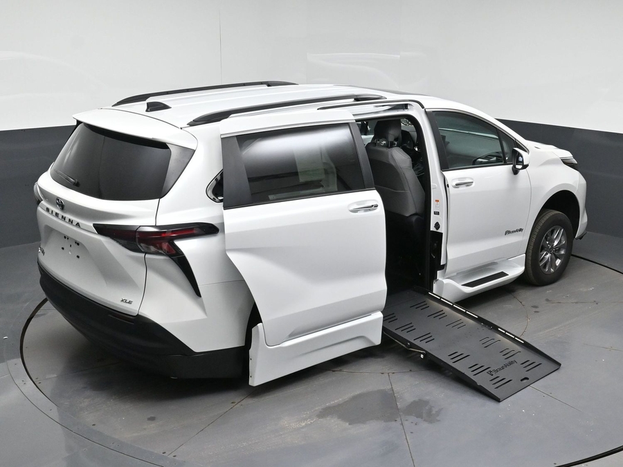 White Toyota Sienna image number 9