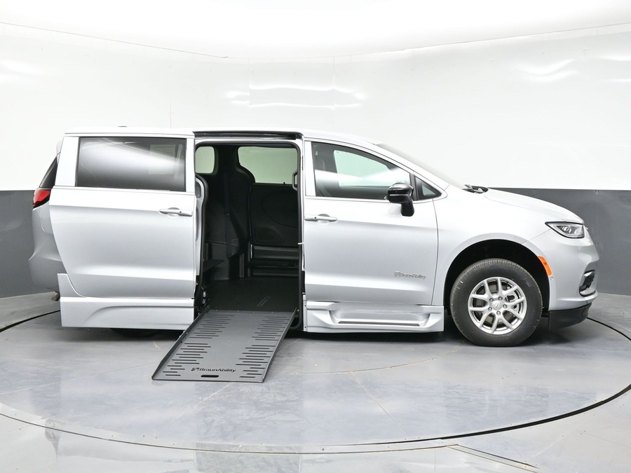 New 2026 Chrysler Pacifica Select Safety - BraunAbility Side Entry Entry Fold Out Automatic Ramp