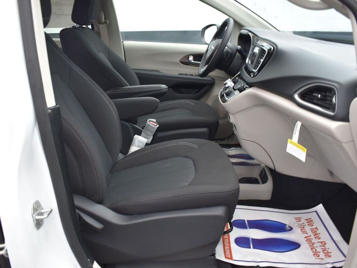 White Chrysler Voyager image number 13