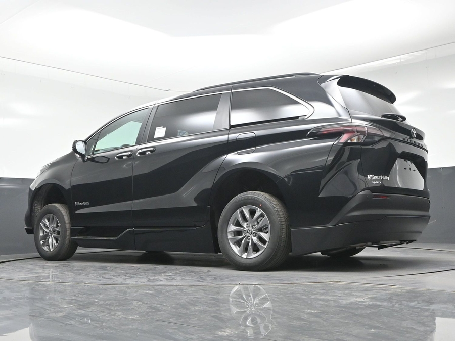 Black Toyota Sienna image number 20