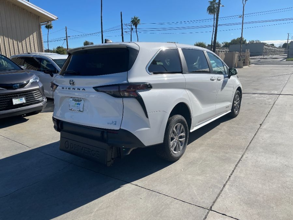 2024 TOYOTA SIENNA - Image 5