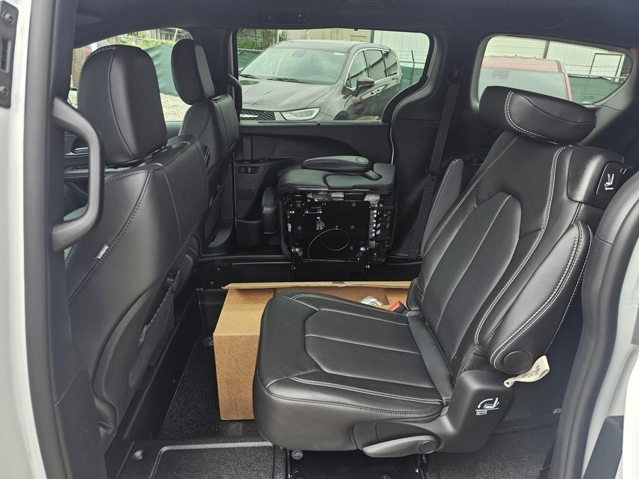 White Chrysler Voyager image number 10