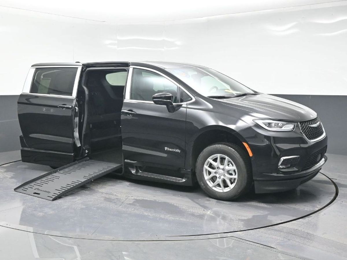 Black Chrysler Pacifica image number 17