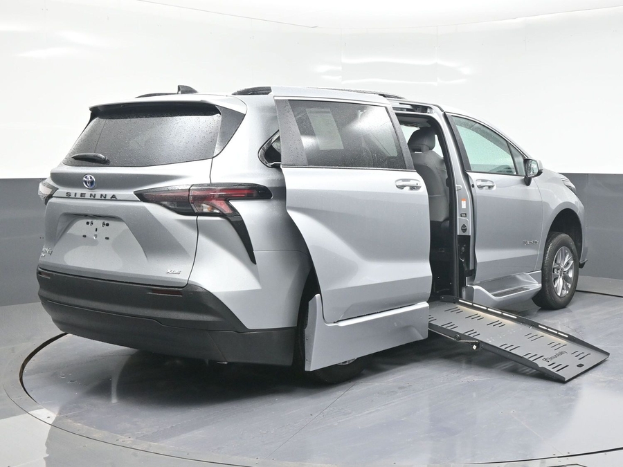 New 2025 Toyota Sienna Hybrid XLE Plus - BraunAbility Side Entry Entry Fold Out Automatic Ramp