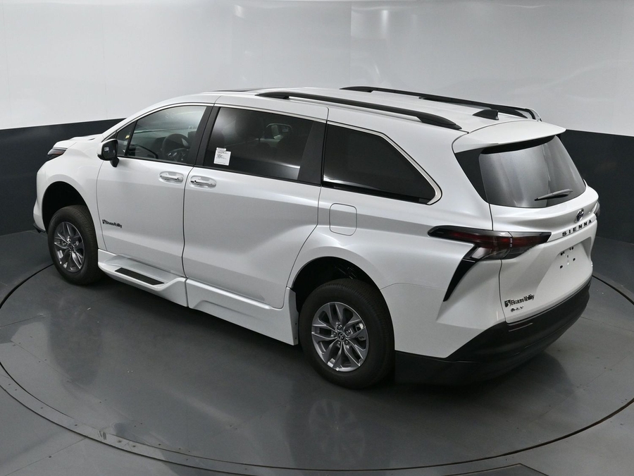 New 2025 Toyota Sienna Hybrid XLE Plus - BraunAbility Side Entry Entry Fold Out Automatic Ramp