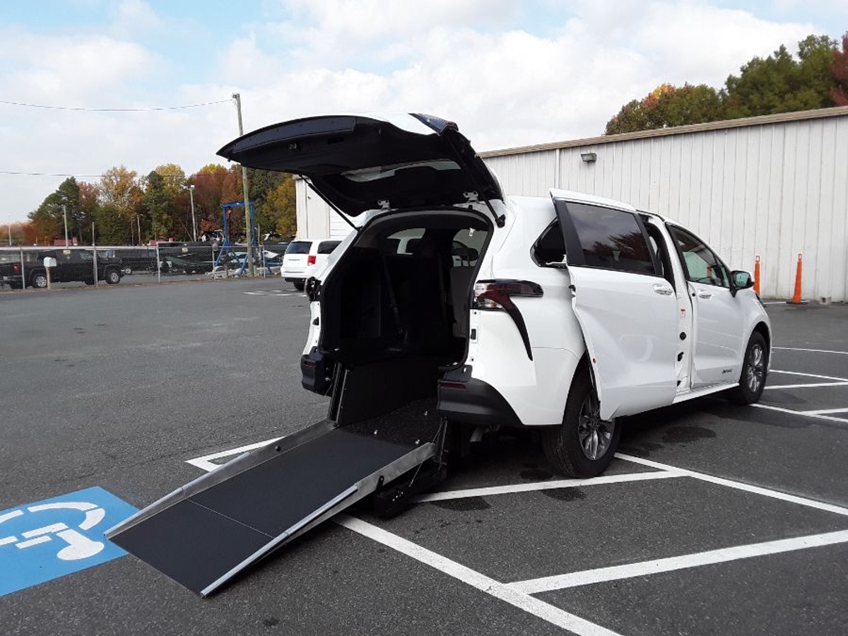 2025 TOYOTA SIENNA - Image 2