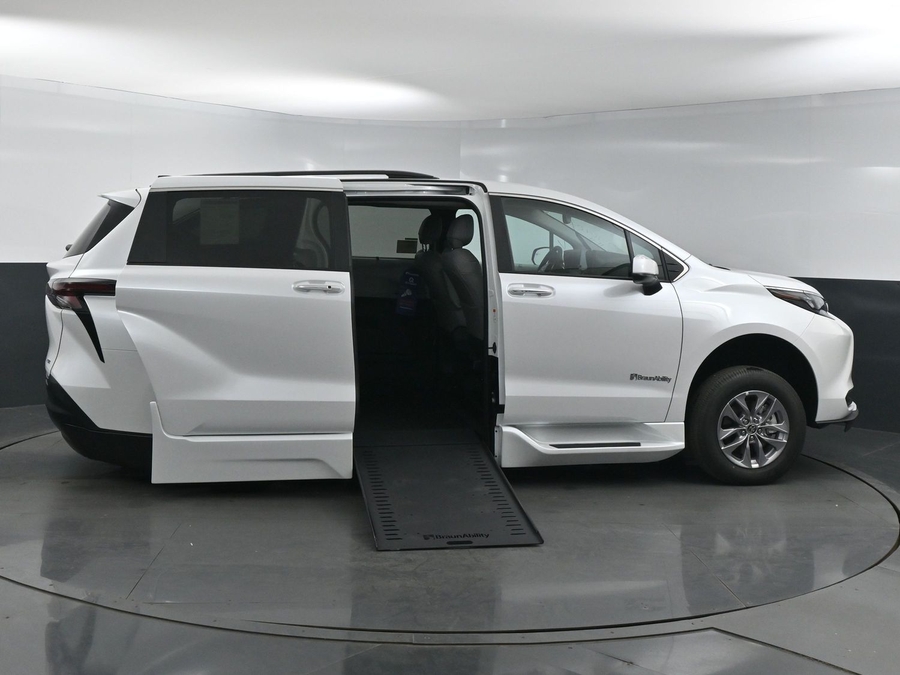 New 2025 Toyota Sienna Hybrid XLE Plus - BraunAbility Side Entry Entry In Floor Automatic Ramp