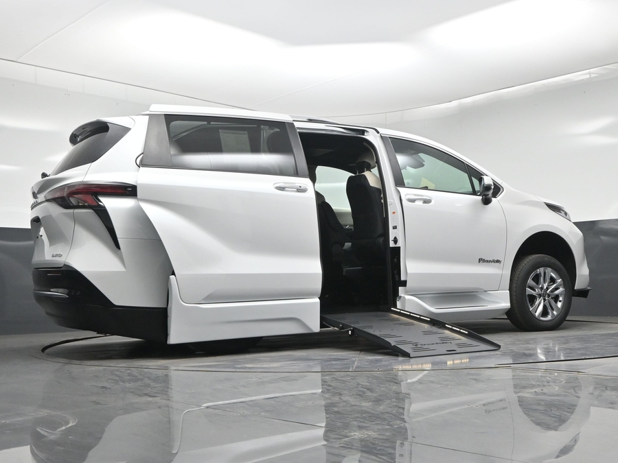 New 2026 Toyota Sienna Hybrid Limited - BraunAbility Side Entry Fold Out Automatic Ramp