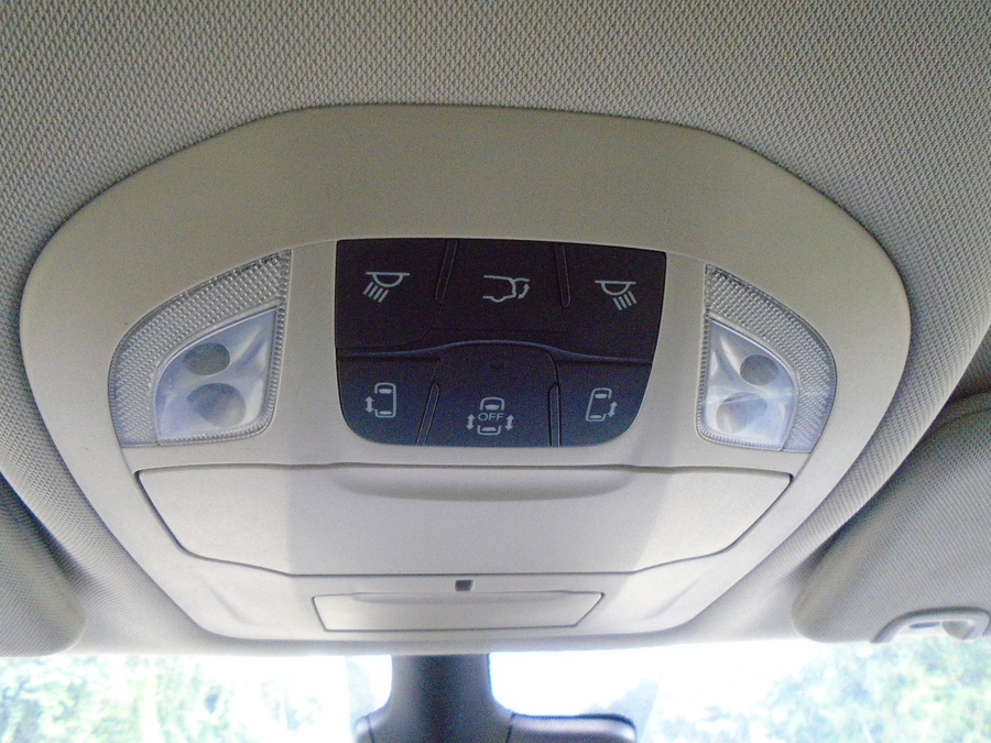 White Chrysler Pacifica image number 16