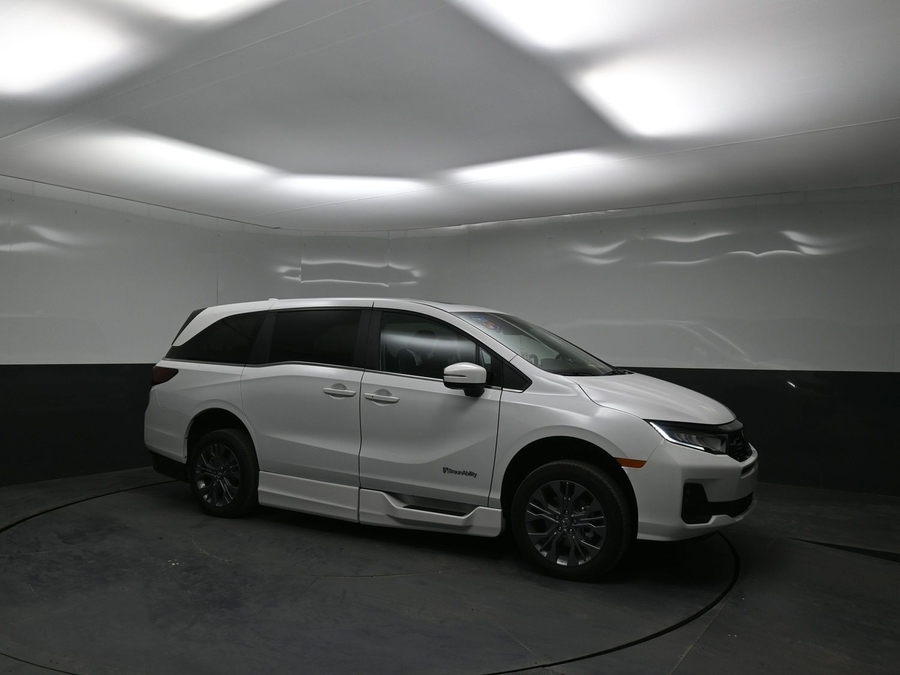 White Honda Odyssey image number 17