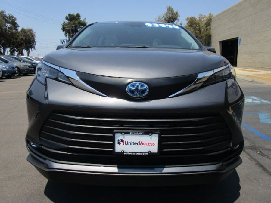 New 2025 Toyota Sienna Hybrid XLE Plus - BraunAbility Side Entry Entry In Floor Automatic Ramp