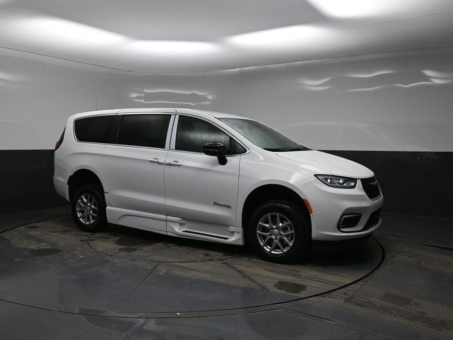 White Chrysler Pacifica image number 15