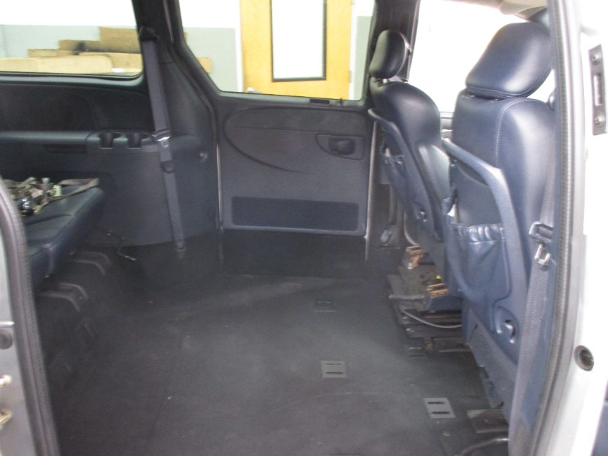 2003 CHRYSLER TOWN AND COUNTRY - Image 10